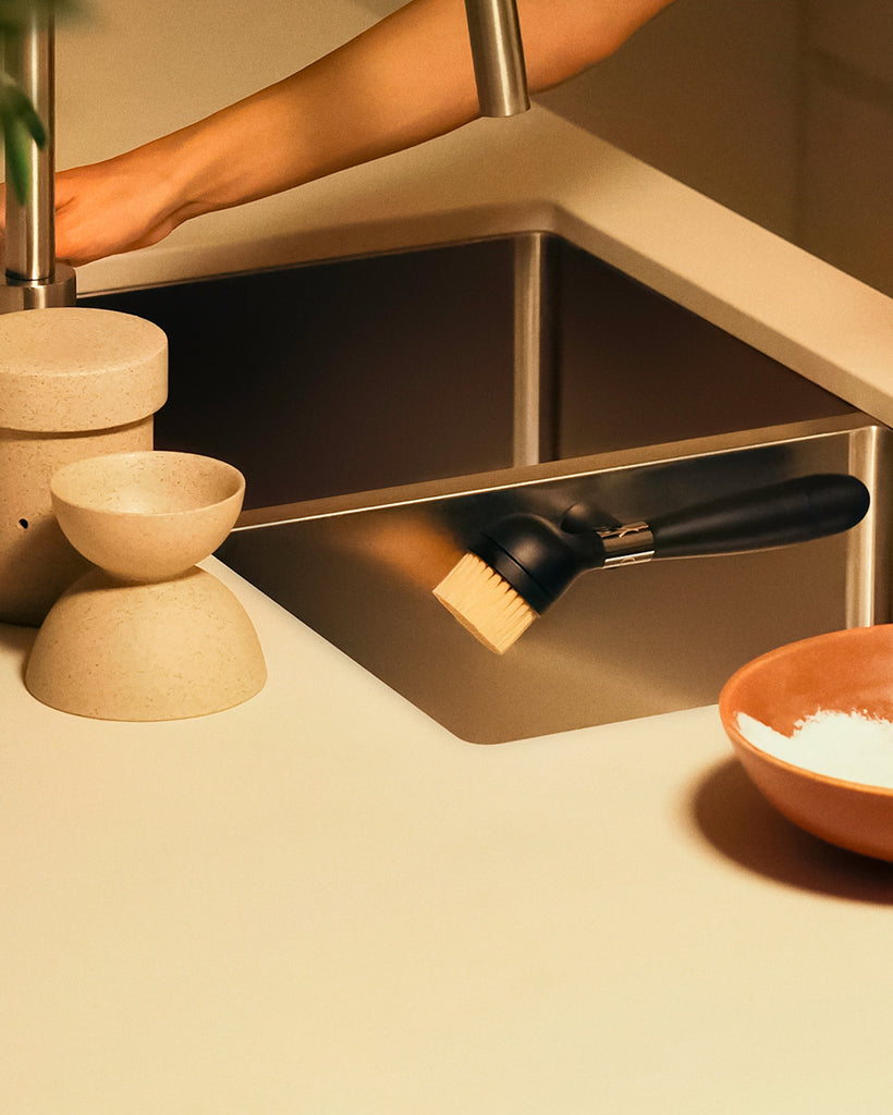 Dish Brush with Magnetic Stand - Black