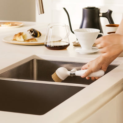 Dish Brush with Magnetic Stand - White